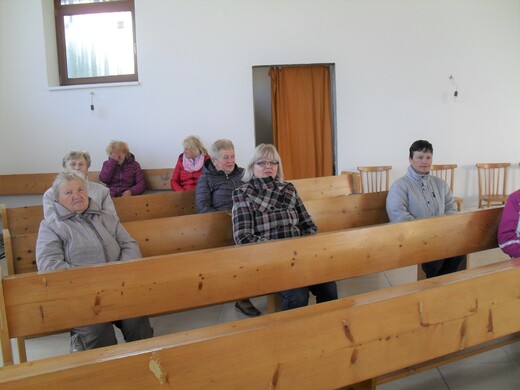 Posezení na darovaných lavicích při májové pobožnosti